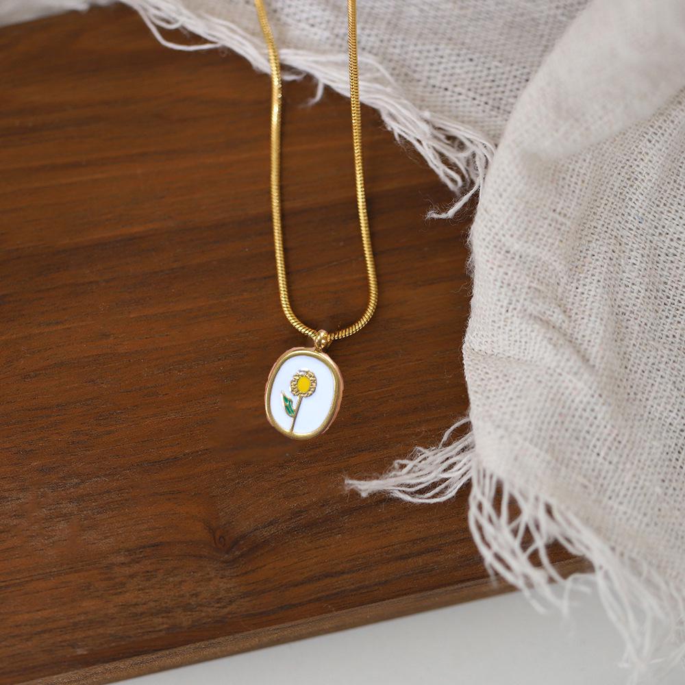 INS Style 18K Gold-Tone Titanium Necklace: French Retro Oval Resin Small Flower Pendant - Fade-Resistant Stainless Steel Design for Women.