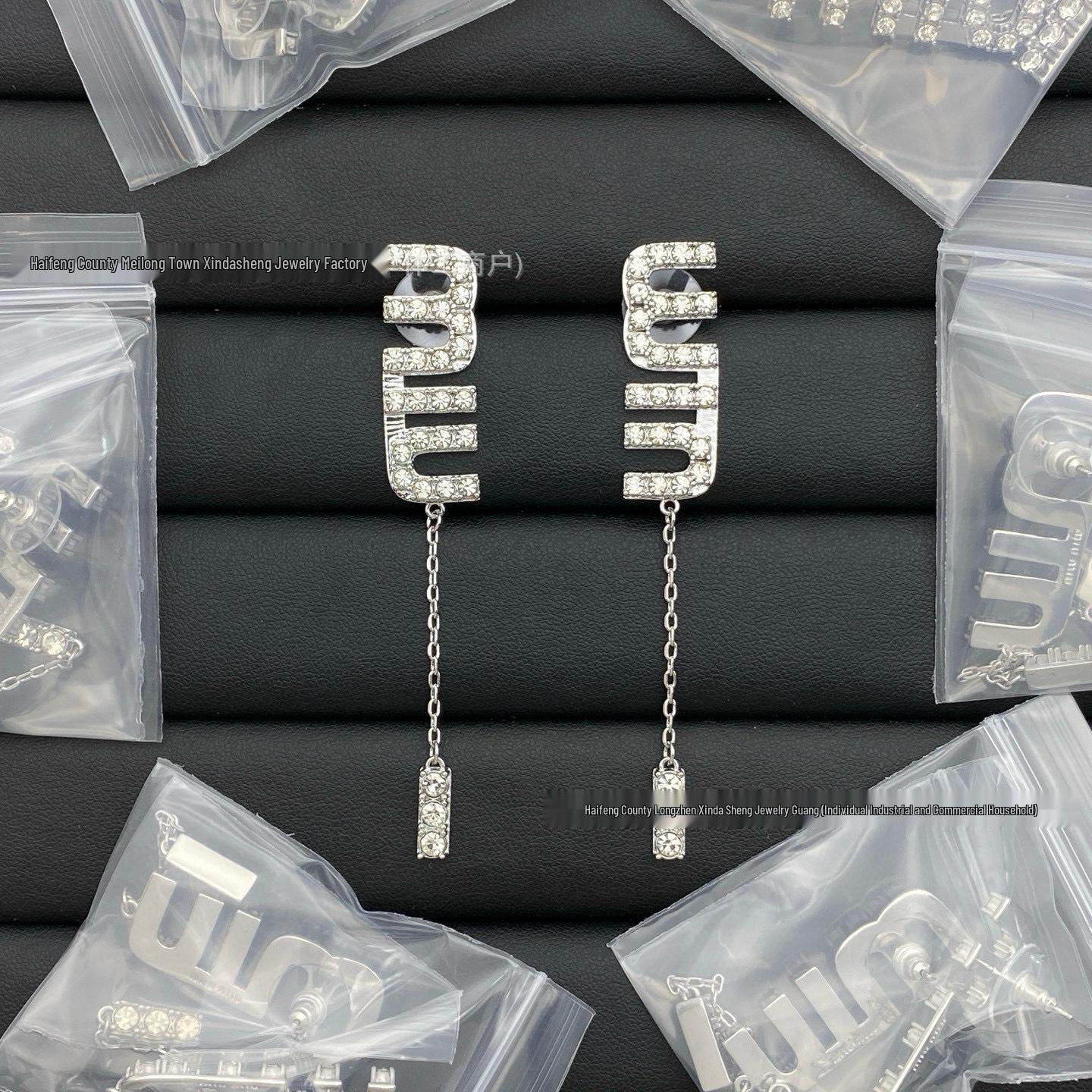 

Серьги-пусеты Miu Miu Сердце Эмаль - Женская Мода Универсальные Высокая Версия Ювелирные Изделия с Буквами Miu