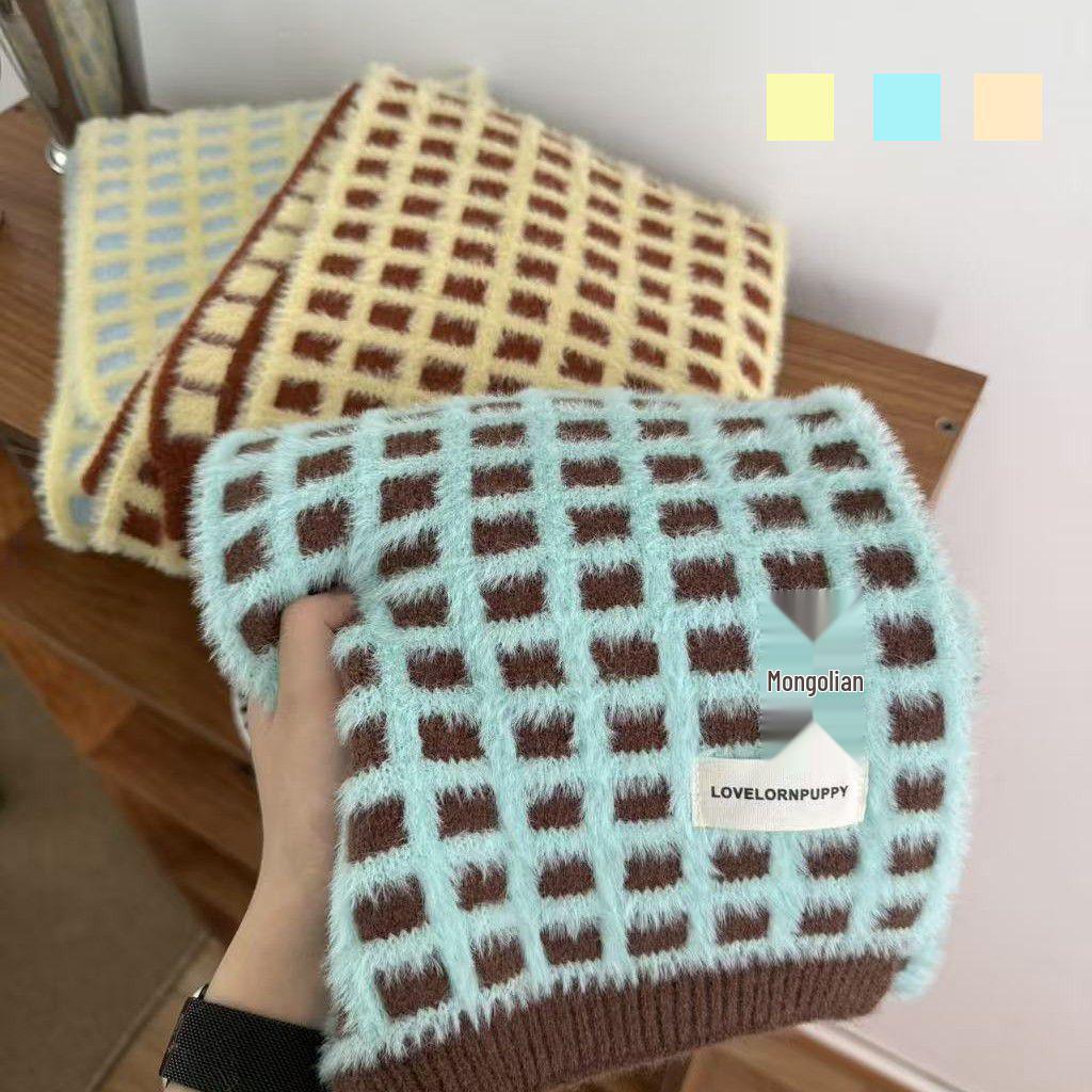 Small Checkered Knit Scarf - Soft, Non-Shedding, with a Cozy Feel for Autumn and Winter
