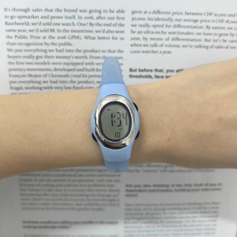 XONIX New Fashion Student Women Sports Girls Watch Relogios Femininos Waterproof 50m Swim Dive Wristwatches Montre Femme FW