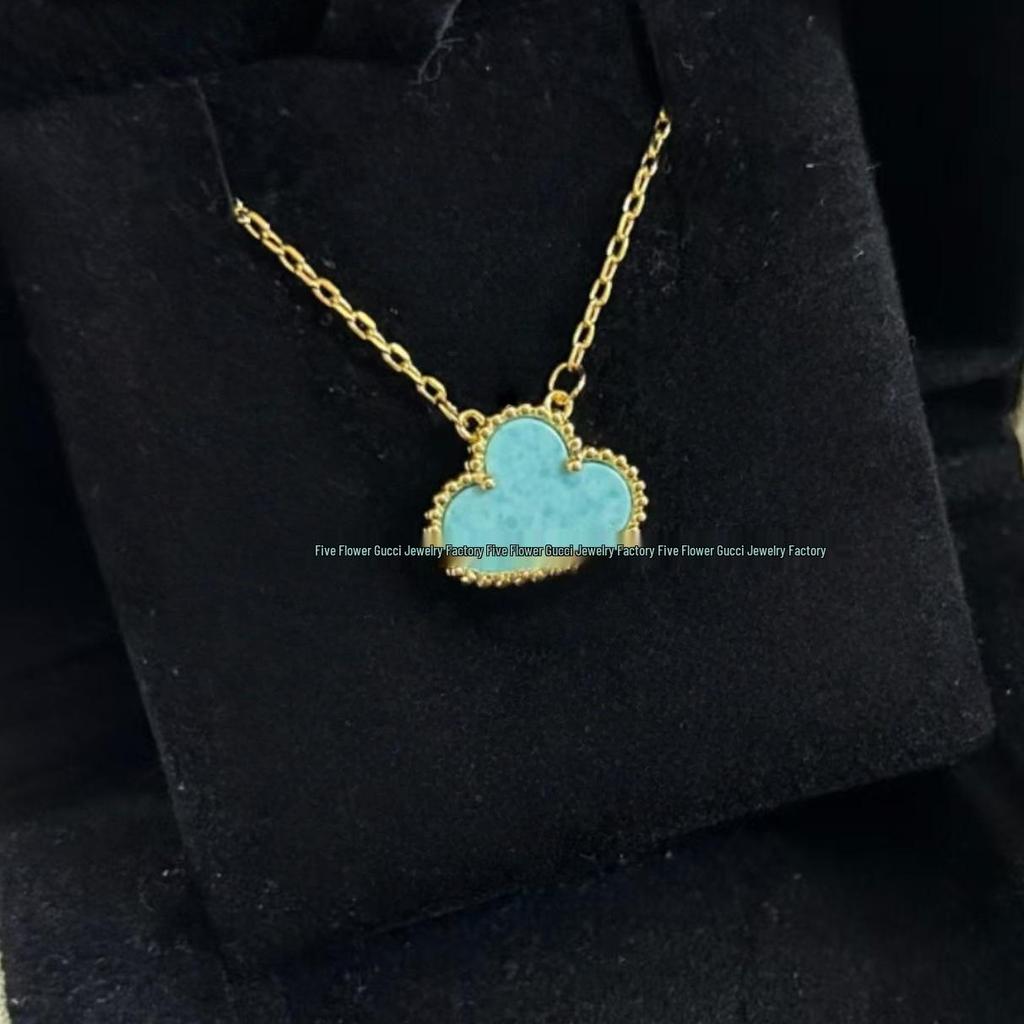 Náhrdelník Van Cleef se čtyřlístkem: Zlatý přívěsek pro ženy s pětilistým designem, bílou perletí, červeným achátem a diamantem.