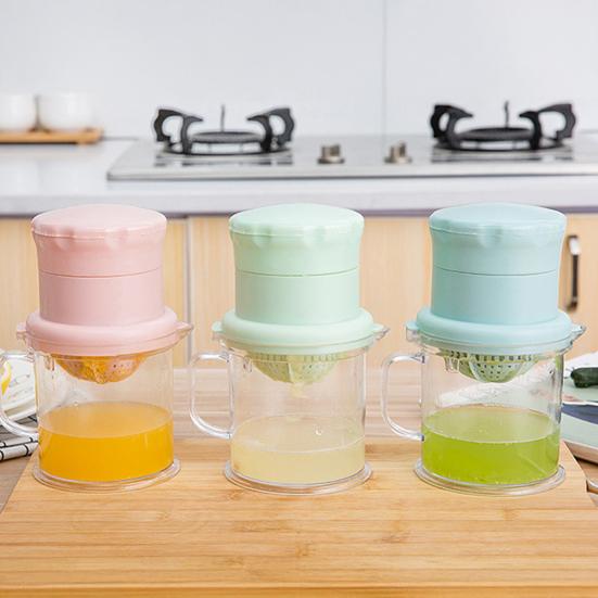 Manual Juicer 450ml Compact Container Non Slip Stable Base Portable Citrus Squeezer for Lemons Limes Oranges Easy to Clean Friendly Kitchen Tool