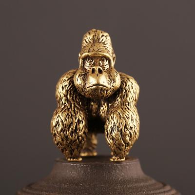 Statue de gorille en Bronze, ornement de bureau, Figurine Miniature de singe en cuivre, porte-clés, pendentif, décoration de maison, jouet cadeau pour enfants