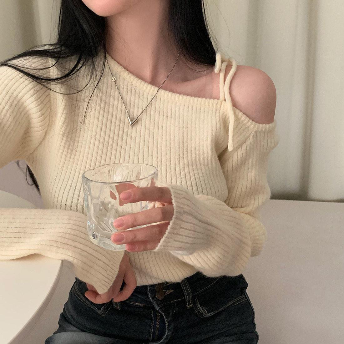

Chic autumn and winter niche lazy wind irregular diagonal neck off-the-shoulder lace-up slim-fitting long-sleeved apricot knitted sweater one size fits all абрикосовий