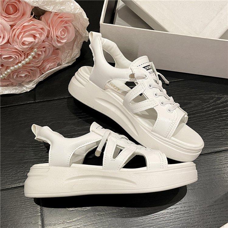 

Женские сандалии, новые летние сандалии с открытым носком и полостями по бокам, дышащая модная женская обувь на плоской подошве с ремешком на щиколотке и пряжкой 40