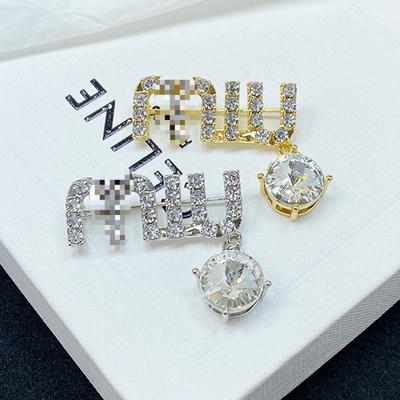 Broche de letra Miao con diamantes de flash delicado, broche de alta gama para celebridades de Internet femeninas, hebilla de pasador antirreflectante, accesorios fijos para la ropa