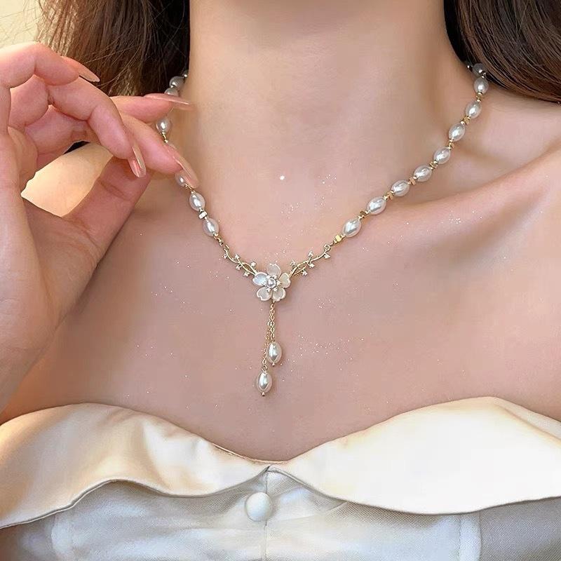 One Faux Pearl Flower Pendant Necklace for Women, an Elegant and Uniquely Designed, Subtly Luxurious Clavicle Chain, Suitable for Everyday Wear.