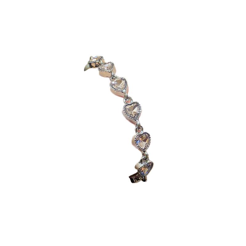 Korean-Style Cubic Zirconia Heart Bracelet: Elegant, Luxurious, and Fashionable Jewelry for Women.