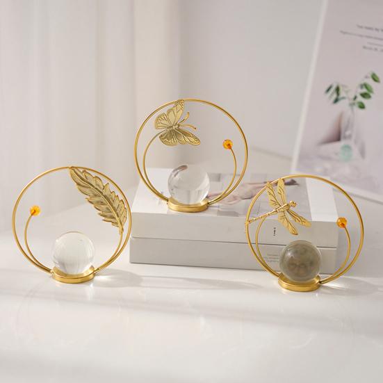 Künstliche Kristallkugel mit goldenem Metallständer Moderne Blatt-/Schmetterlings-/Libellen-Skulptur mit Glaskugel für Regal Couchtisch TV-Schrank Büro