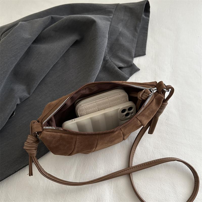 Retro Velvet Dumpling Shoulder Bag With Stitching Detail For Street Style Fashion