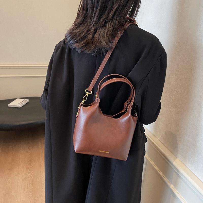 Retro large-capacity bucket bag women's 2025 new trendy fashion tote bag niche textured underarm bag