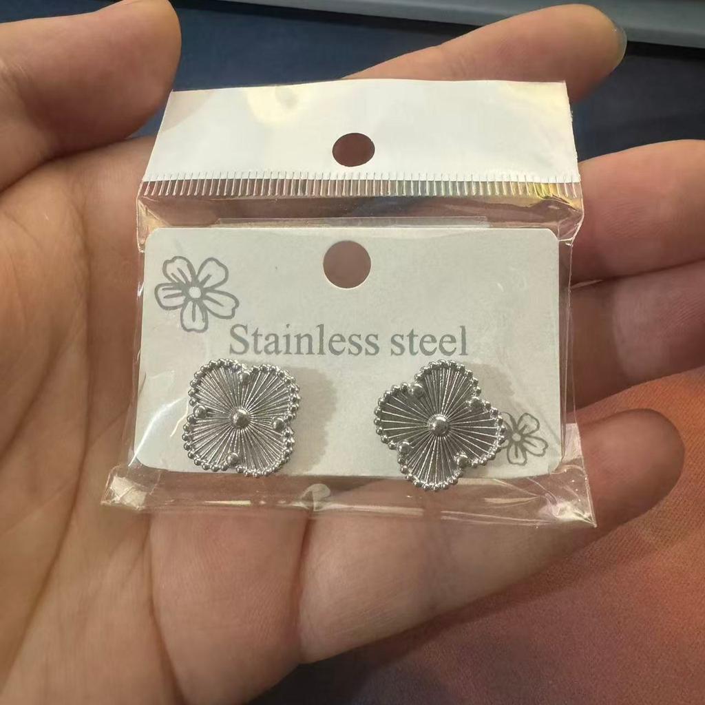 High-end 15MM Four-leaf Clover Titanium Steel Earrings Lightweight and Versatile Earrings for Women