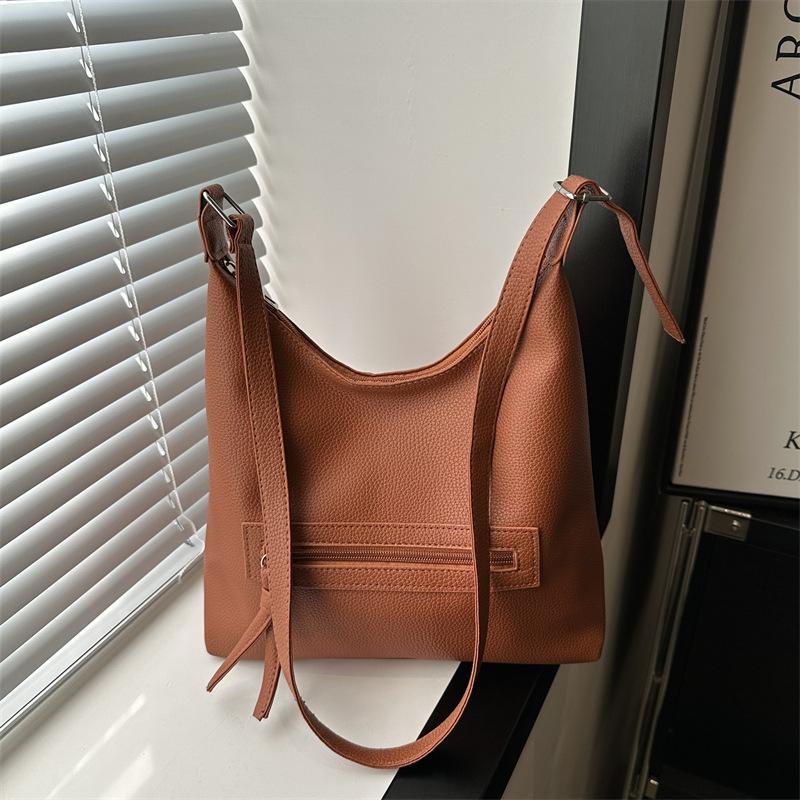 

Повсякденна сумка великої місткості жіноча весна 2024 нова модна і проста сумка через плече під пахвами сумка для приміських поїздок коричневий