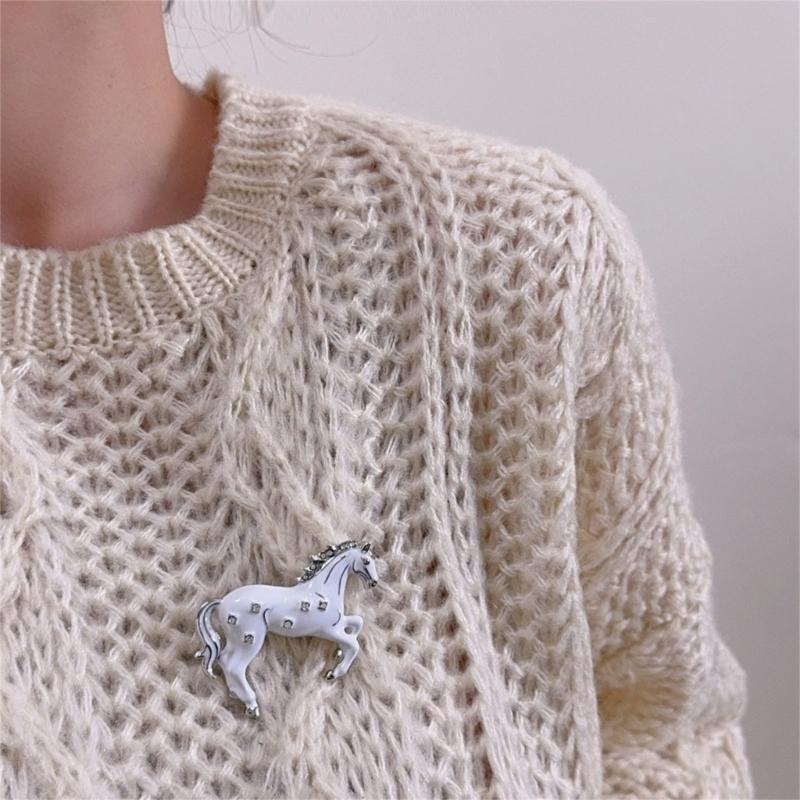 Elegant Running Horse Brooch Animal Inspired Design High Quality Alloy Metal Fashion Badge Accessory For All Genders