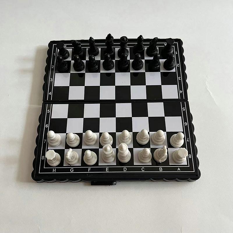Portable Foldable Magnetic Pocket Plastic Chess Multifunctional Suitable For Party Family Activities