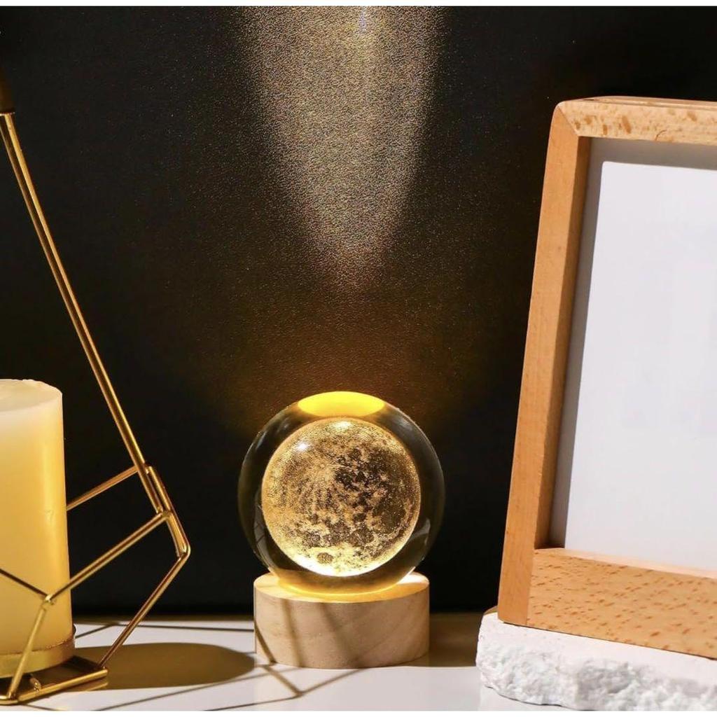 3D Månkristallkula Nattlampa, Kreativ Graverad Nattlampa USB Bords-LED-lampa med Träbas, Ljus för Hemkontorsdekoration (Måne)