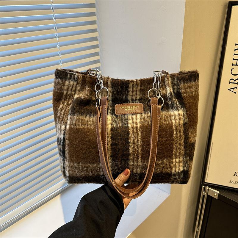 

College style bag 2025 new autumn and winter woolen large-capacity plaid retro shoulder handbag versatile tote bag