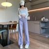 Damen Jeans mit weitem Bein in Traubenlila mit Lederpatch - Trend Frühherbst 2025.