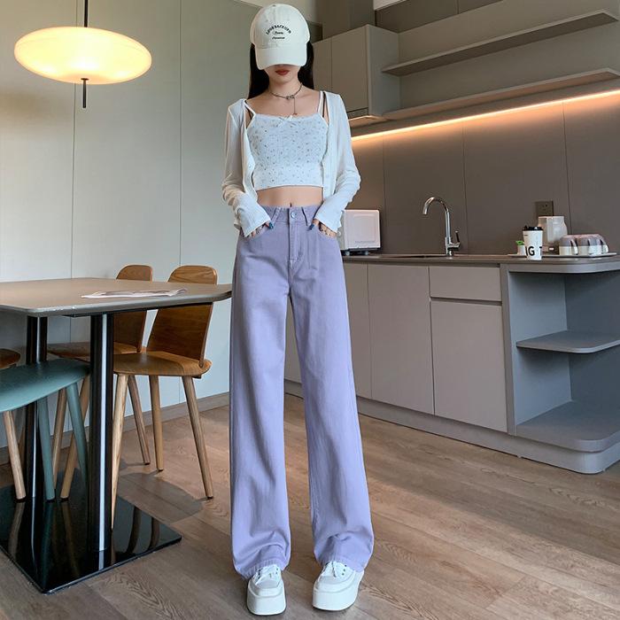Damen Jeans mit weitem Bein in Traubenlila mit Lederpatch - Trend Frühherbst 2025.