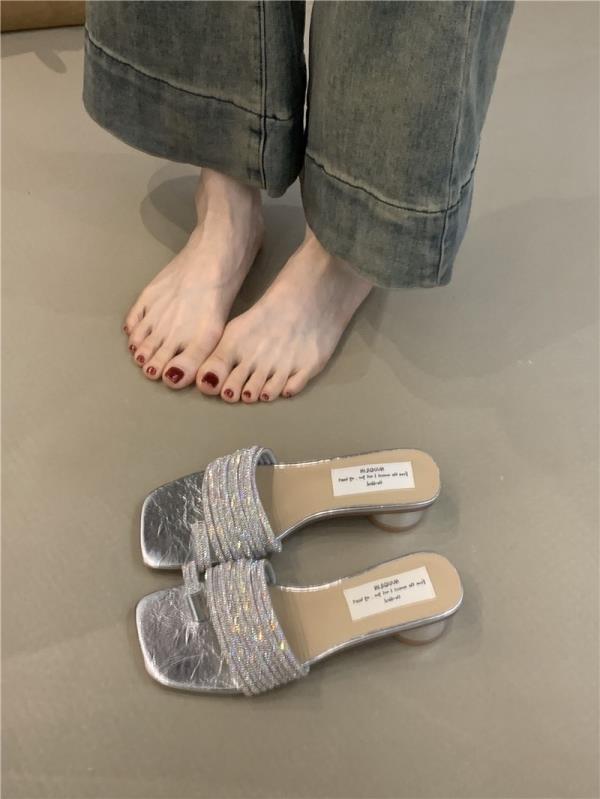 

Модная обувь Женские тапочки с квадратным носком, блестящие шлепанцы, мюли на каблуке, резиновые шлепанцы, модные мягкие желеобразные высокие гавайские роскошные C 35