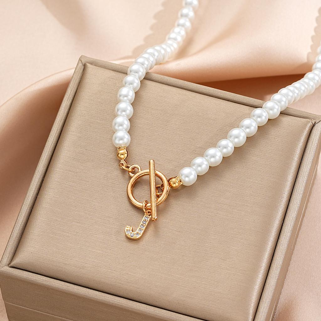 Hot-selling pearl chain OT buckle necklace, diamond-set 26-letter pendant, collarbone chain, name necklace.