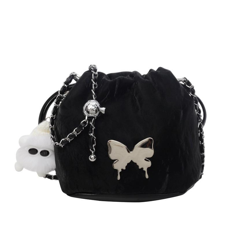 

This year, the popular chain small bag women s 2025 new niche design butterfly messenger bag pumping strap shoulder bucket bag чёрный
