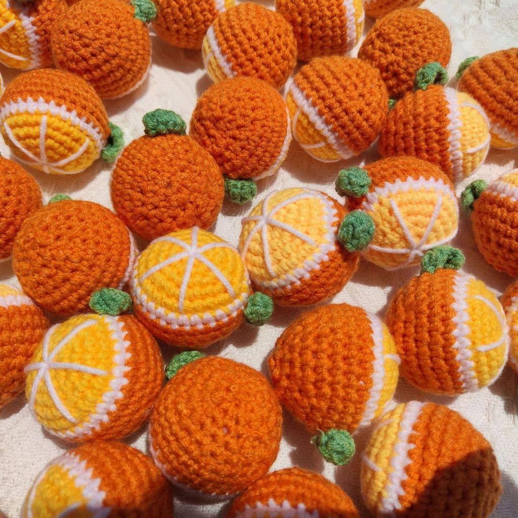 Handgehäkelter Schlüsselanhänger aus orangefarbener Wolle - Gestrickter Anhänger Souvenirgeschenk