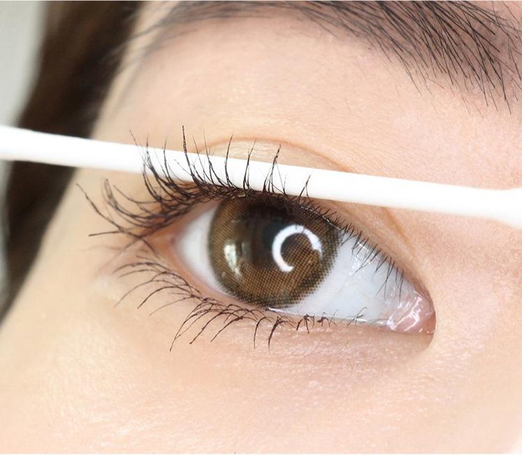 Rimel catifea, lung, gros și ondulat, rezistent la apă și transpirație, nu ușor de pătat, machiaj frumos