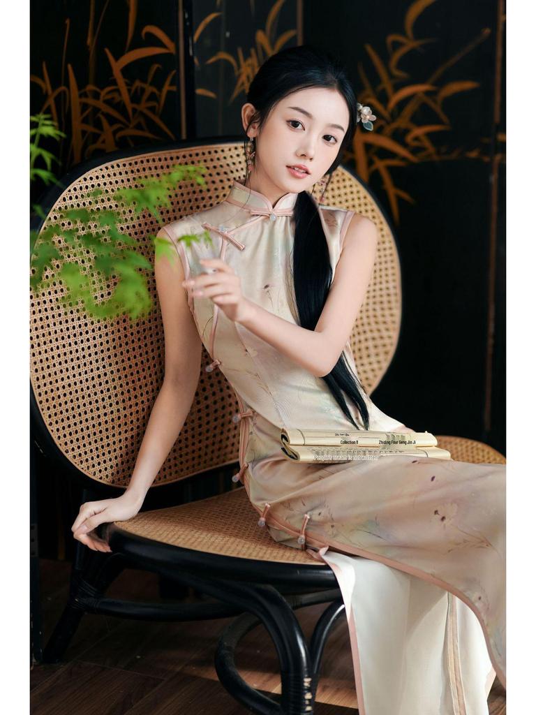 2024 Summer Young Elegant Sleeveless Cheongsam: Modern Literary Style