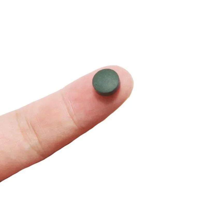 100 Stück Spirulina-Tabletten Fischfutter Spiralalgen Anreicherung Lieblingsfischfutter Behälter Aquarium Rote Garnelen Fischfutter Haustierbedarf
