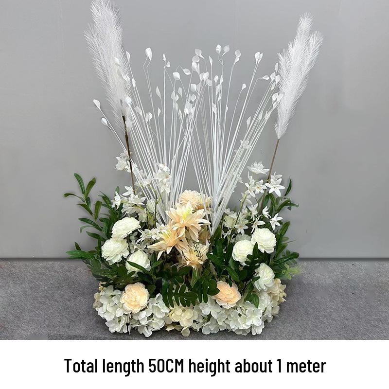 Hochzeitsgangdekoration im New Forest-Stil mit Blumen und Federn