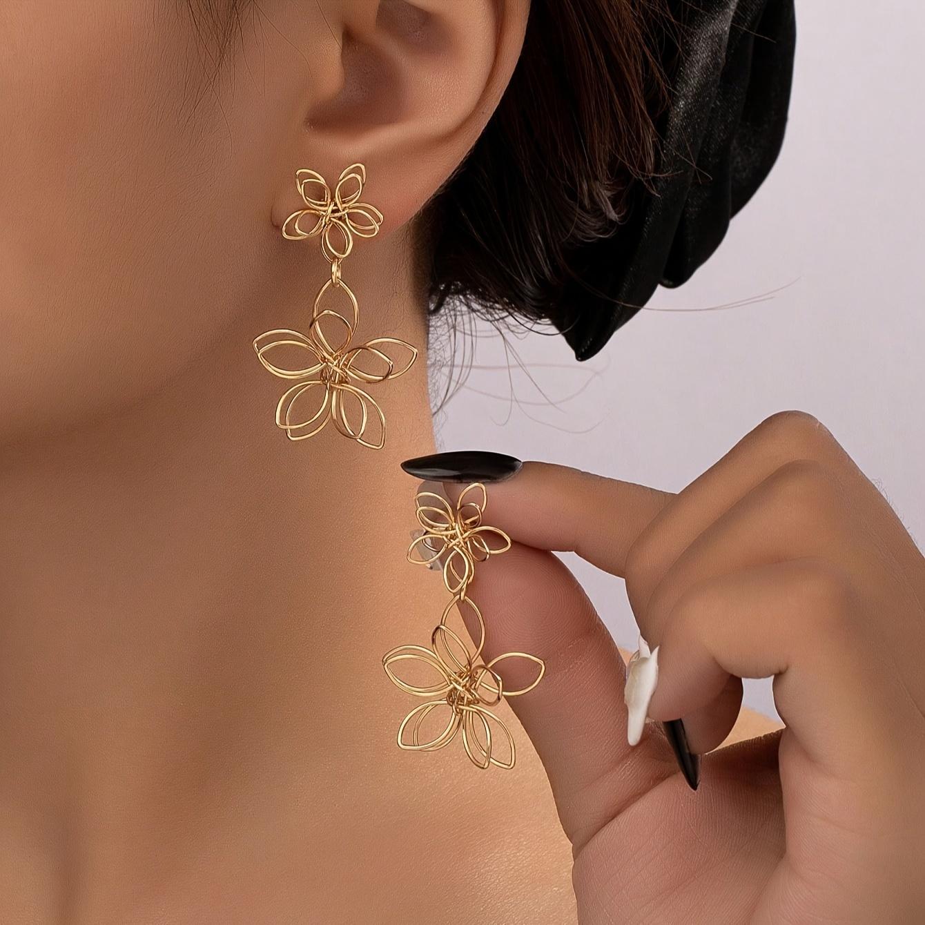 A Pair of Elegant Romantic Ladies Earrings – Delicate Wrought Iron Openwork Floral Design, Lightweight & Versatile for All Seasons золотистый