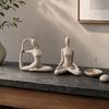 Scultura Zen Yoga, Statuetta Meditazione in Resina con Texture di Arenaria, Decorazione Astratta Posa Yoga per Soggiorno e Libreria, Regalo Accessori per la Casa