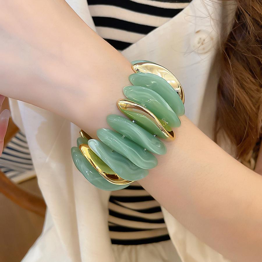 Acrylic Oval Ombre Patchwork Bracelet: Light Luxury, Sweet Temperament, Fashion Jewelry.