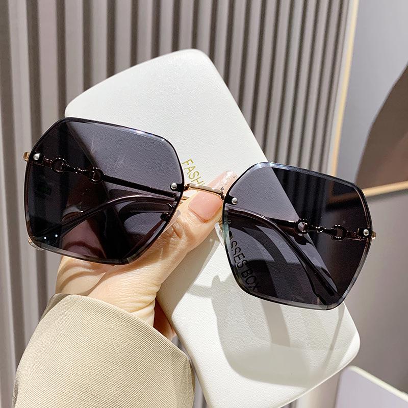 Men's and Women's Sunglasses: Stylish, UV-Protection for Driving and Travel