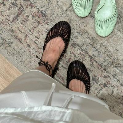 2025 Damen Sandalen mit niedrigen Absätzen Gewebte Aushöhlungen Römische Sandalen Mode Schnürsandalen mit runder Spitze Sommer Casual Knöchelriemen Flats