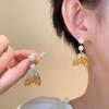 Fish tail earrings, personalized design, niche temperament earrings, natural freshwater pearl stud earrings, light luxury and high-end earrings.