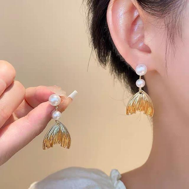 Fish tail earrings, personalized design, niche temperament earrings, natural freshwater pearl stud earrings, light luxury and high-end earrings.