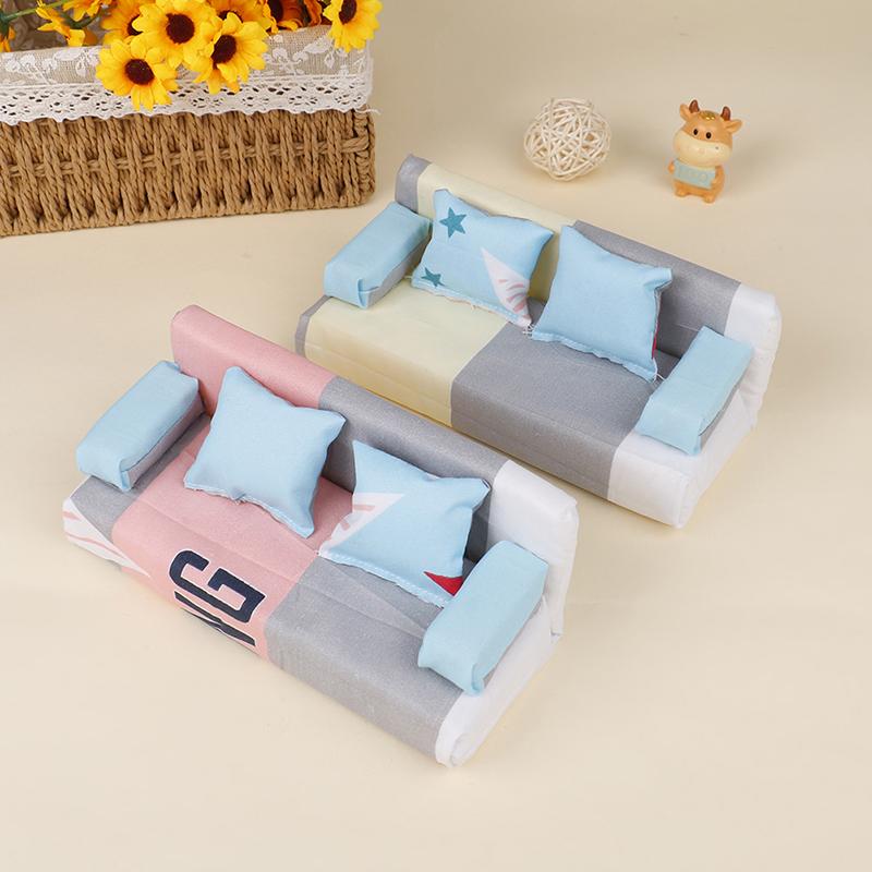 1 szt. Domek dla lalek Symulacja Mały Zestaw Mebli Sofa z Tkaniny w Kwiaty z 2 Poduszkami Akcesoria dla Lalek
