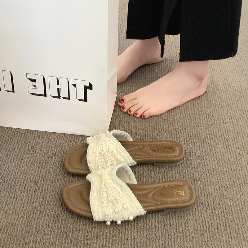 2025 neue Trage flache Strand Ein-Wort-Sandalen Mode mit Rock Internet-Berühmtheit kleiner Duftwind Perlen-Slipper Damen Sommer