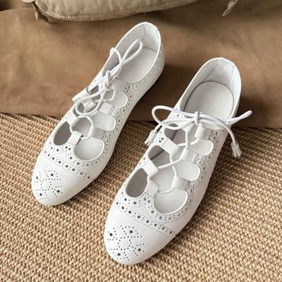 Französische hohle gravierte Ballett-Einzelschuhe Damen Brock flache lässige kleine Lederschuhe weiße Riemen Mary Jane Schuhe