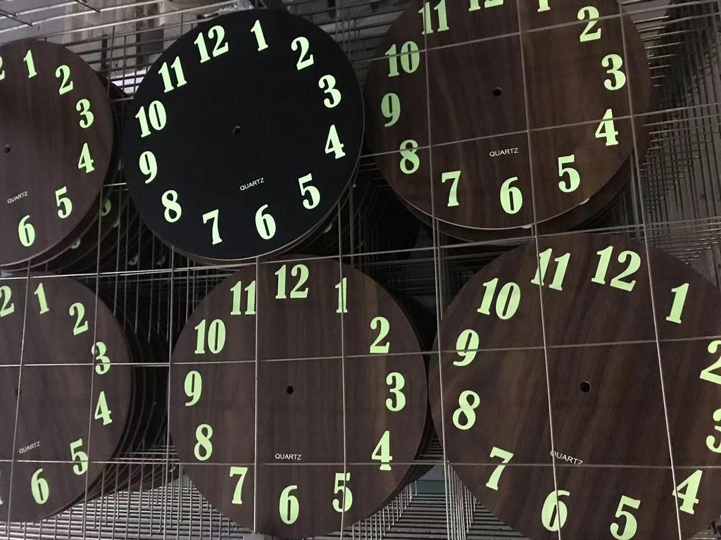 Luminous Wooden Wall Clock: Silent, Simple, Decorative Timepiece for the Living Room