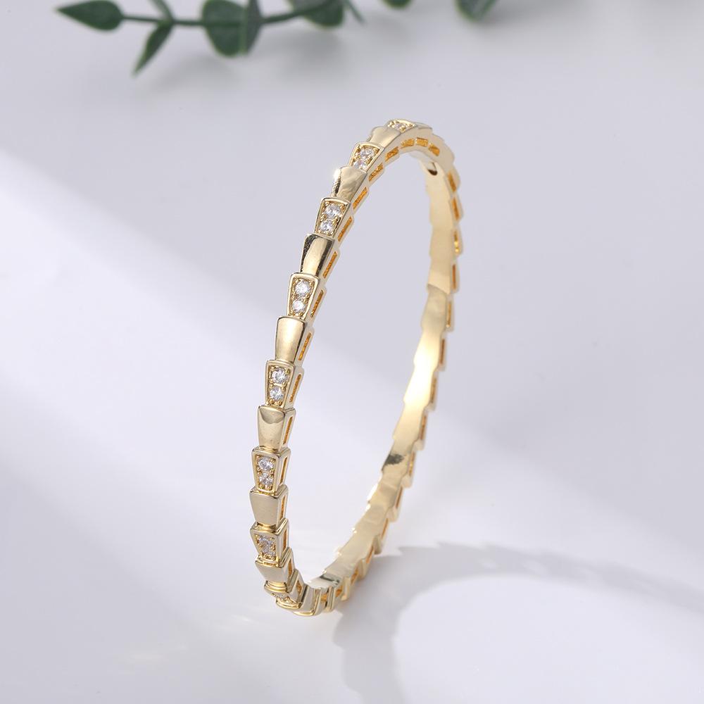 Sweet and Cool Snake-shaped Bracelet with Snake Bones Between Glossy Surfaces 17CM