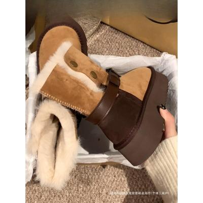 Zwei Frauen tragen Plateau-Schneestiefel 2 Winter Neu Pelzintegrierte Kurzstiefel Gestapelt Warme und rutschfeste Flauschige Baumwollschuhe
