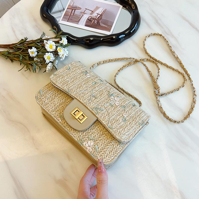 

В этом году популярная маленькая квадратная сумка женская 2025 новая весенне-летняя на плечо сумка-мессенджер вышитый цветок женская соломенная сумка хаки