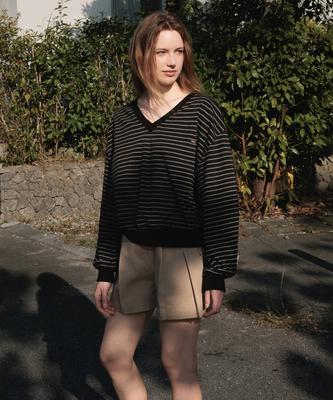 DEHEVE Stripe V-Neck Sweatshirt [Black]