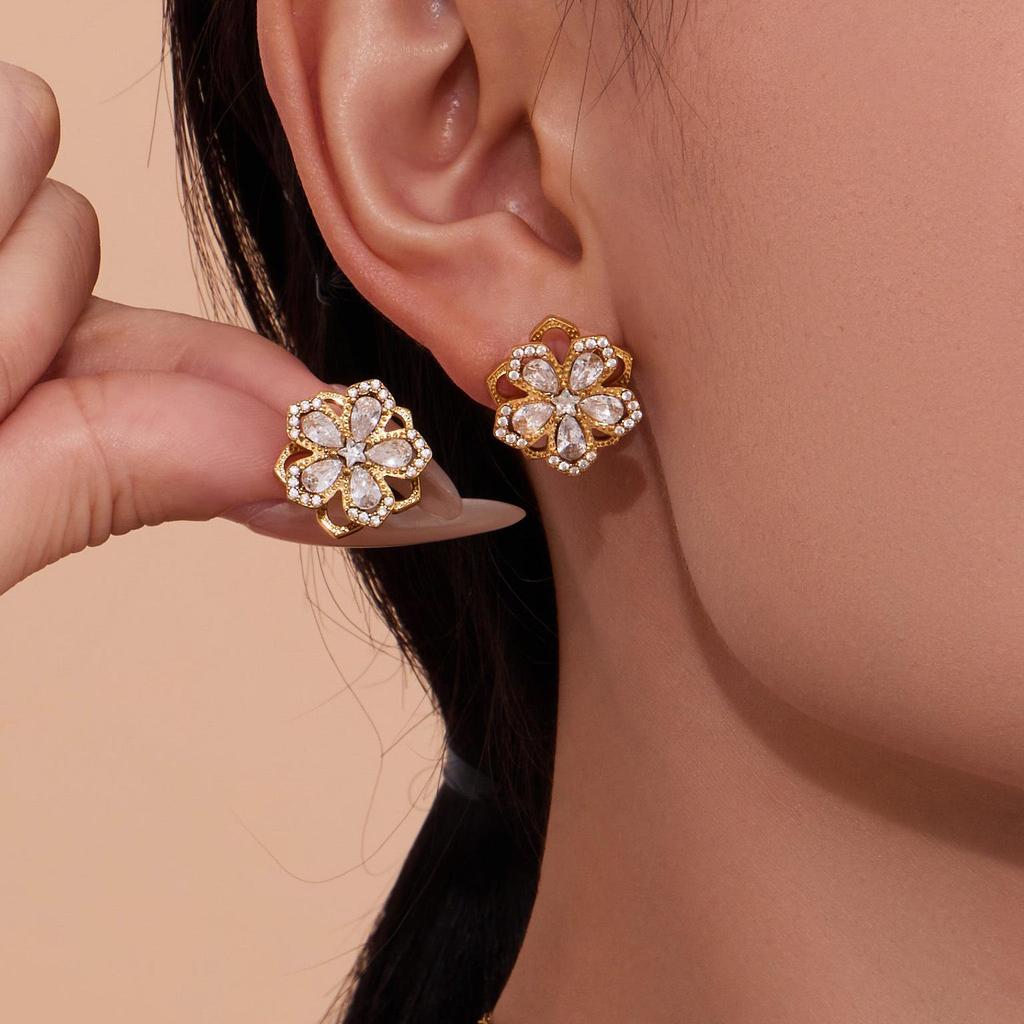 Oumika Oumei Five-Petal Zircon 360° Rotating Jewelry Set: 18K Gold-Plated Earrings, Ring, and Necklace.