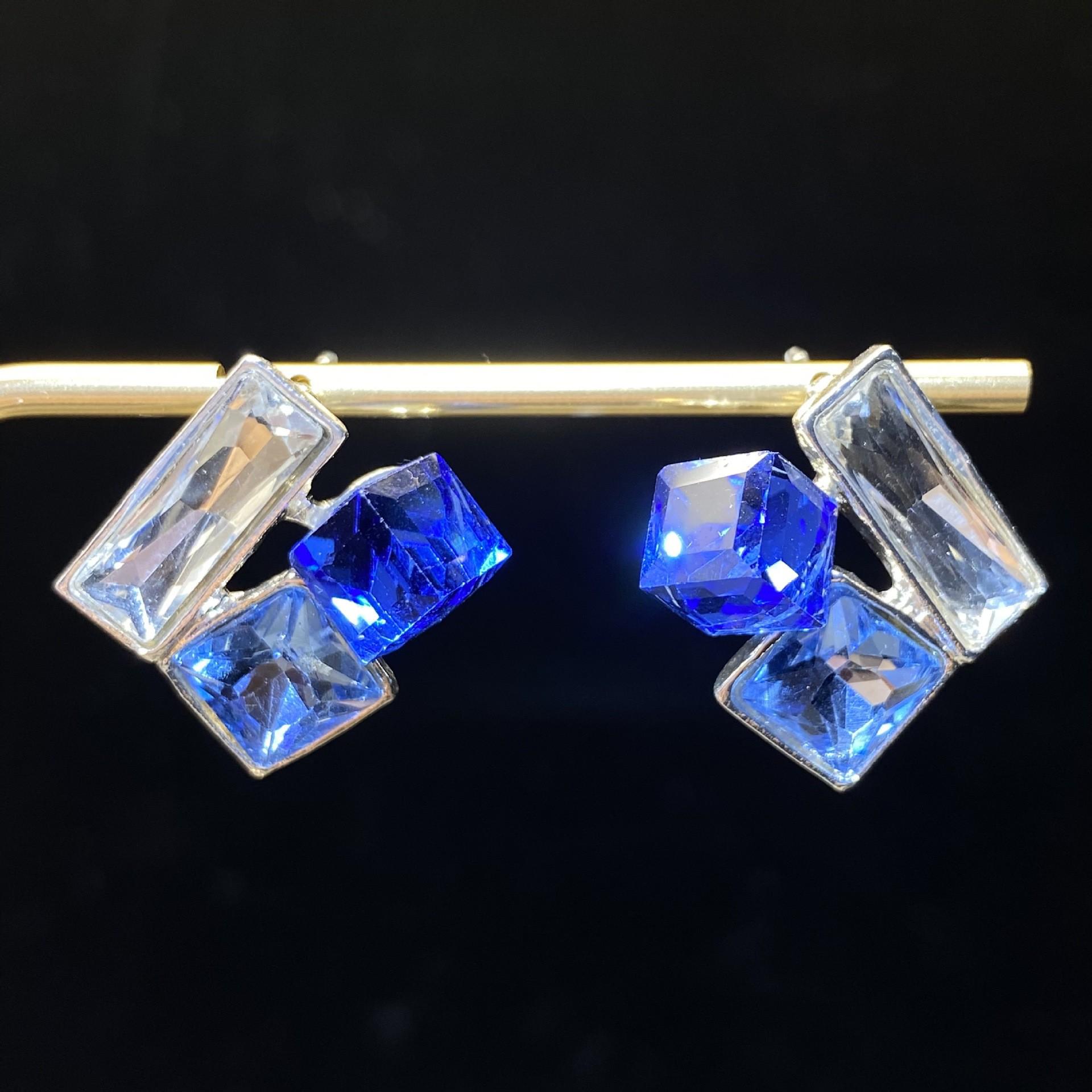 

Miki High-End Retro Court Style Artistic Earrings: Light Luxury, Niche Design, Unique Personality Standard