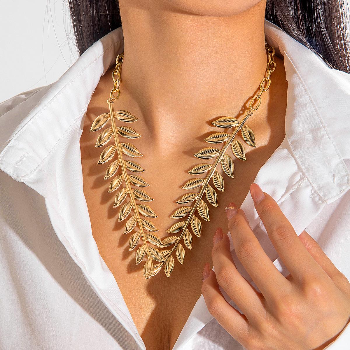 Retro light luxury exaggerated acrylic beaded necklace, retro three-dimensional alloy flower irregularity