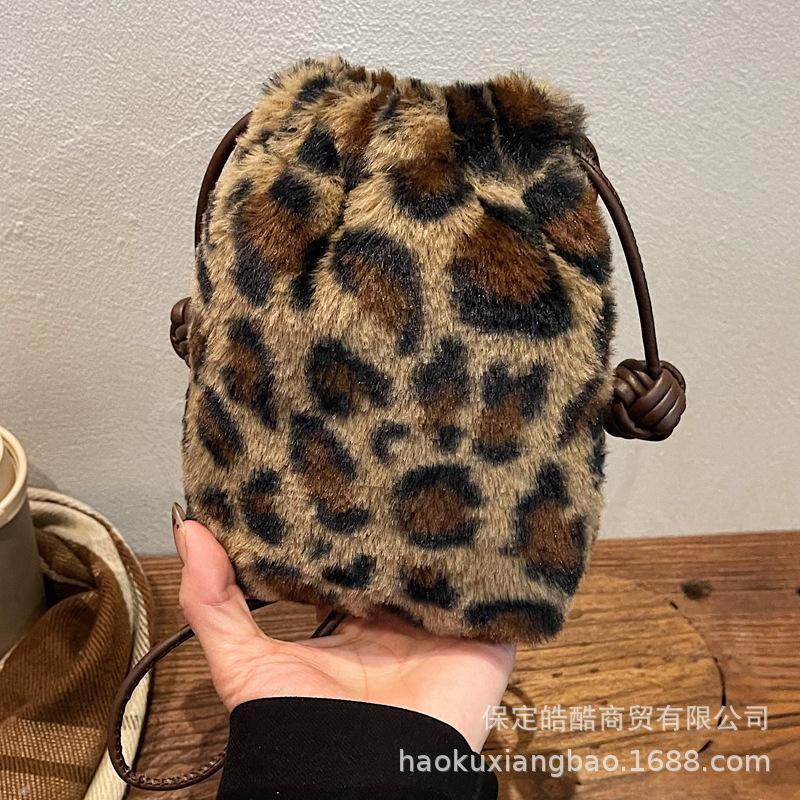 Plush Bag Women's 2025 Autumn and Winter Niche Leopard Print Shoulder Bag Popular Fashion Commuter Messenger Bucket Bag